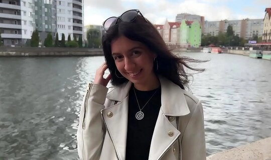 Русская Катя подкатила к парню и пригласила на анальный секс домой
