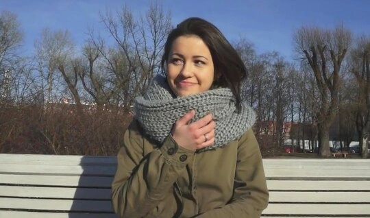Познакомился с девушкой на улице и предложил ей сняться в порно кастинге
