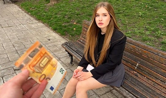 Помог девушке из другого города деньгами и ночлегом, а потом они поженились...