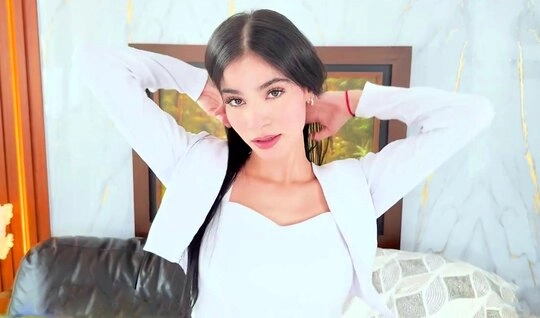 Очаровательная брюнетка просто создана для анального секса!