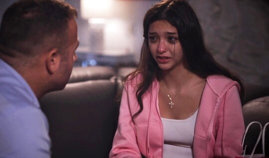 Отчим в последний раз трахает свою молодую падчерицу перед замужеством...