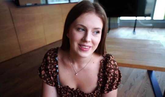 Случайно отправила голую фотку соседу и попросила удалить в обмен на секс и минет...