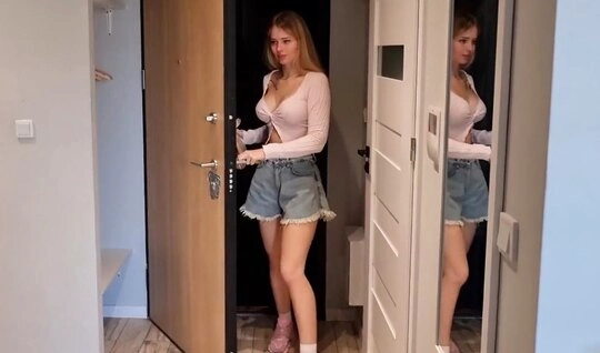 Раскрутил сводную сестрицу на секс и обещал взамен сладкий чай с вареньем...