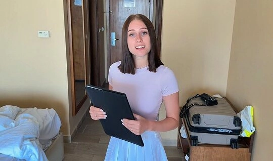 Сотрудница отеля удовлетворяет нового посетителя с помощью секса и минета. Все ради клиентов!