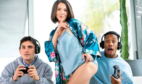 Пока один играет в приставку, другой трахает молодую красотку в ванной...