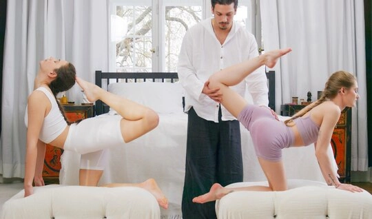 Две подруги развлекаются с учителем по йоге в постели и изучают новые позы в сексе...