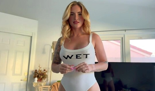 Сводная сестра разговаривает по телефону с парнем и трахается параллельно со сводным братом