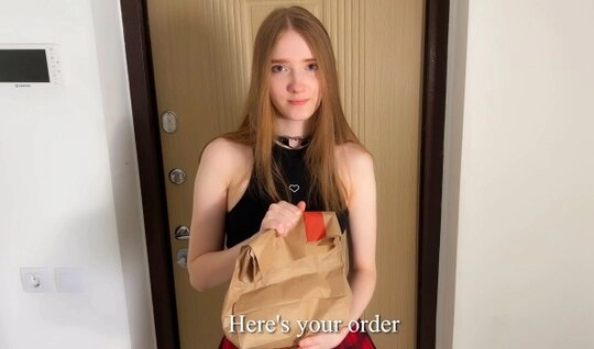 Молодая курьерша опоздала с заказом и в качестве извинений предложила трахнуть ее раком...