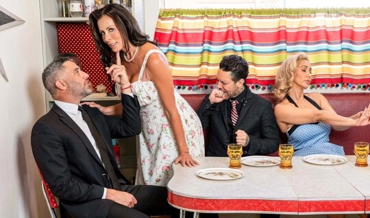 Зрелая жена убедила мужа и его компаньона подписать выгодную сделку через свои дырочки