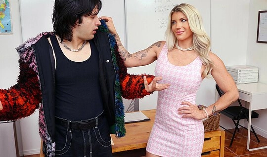 Заниматься сексом со зрелой училкой в классе можно, но не легко!