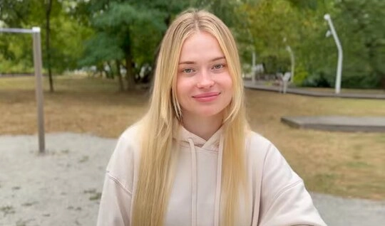 Познакомился с молодой девушкой на спортплощадке и пригласил домой на секс