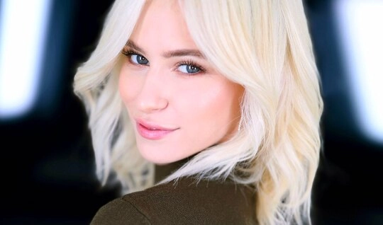 Красивая блондинка смачно сосет член и не брезгует глотать сперму на первом свидании...