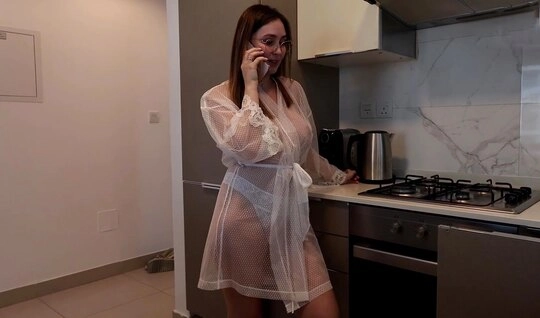 Помог подруге мамаши отремонтировать раковину на кухне и получил секс в благодарность