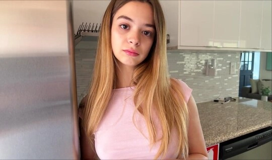 Молодая телка влюбилась в соседа и напросилась на секс...