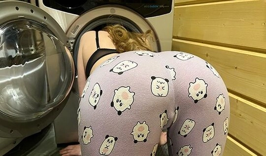 Очередная дурочка застряла в стиралке и без помощи члена не освободиться...