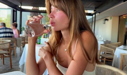 Русская Анечка празднует с парнем днюху на курорте и про секс на камеру не забывают...