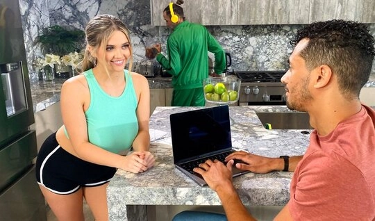 У студентке давно не было секса и шалава вышла на охоту в общежитии...