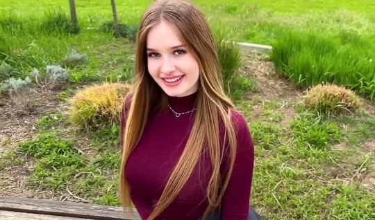 Грудастая знакомая попросила сфоткать ее голую киску у себя дома...