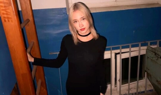 Трахнул соседку в подъезде поздним вечером...