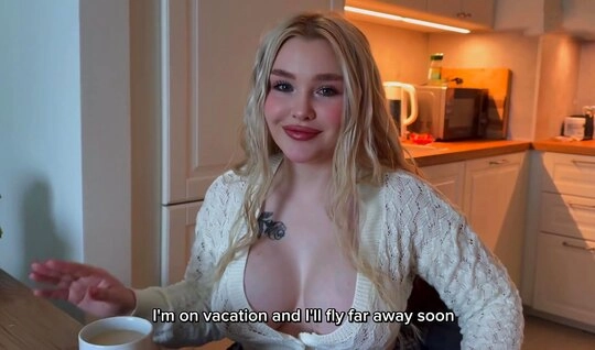 Горячая соседка горит желанием заняться сексом просто так...