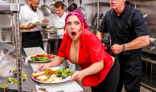 Работать в пятизвездочном отеле и давать в жопу не покладая рук...